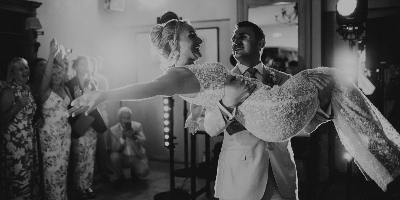 Ambiance festive des mariés sur le dancefloor pour la première danse, lors d’un mariage international en Provence par AS Evénementiel.