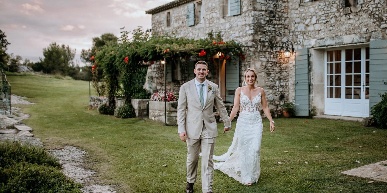 Séance photo couple lors d'un mariage en Provence au Mas de la Rose à Orgon, lieu de charme et d'exception