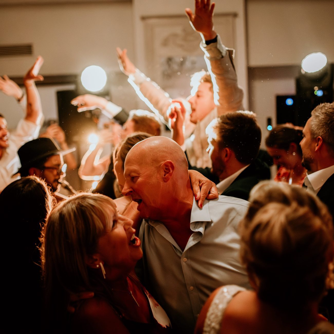 Ambiance festive sur le dancefloor avec les mariés, lors d’un mariage en Provence par AS Evénementiel