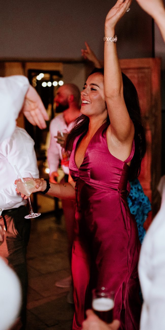 Ambiance festive sur le dancefloor lors d’un mariage en Provence par AS Evénementiel