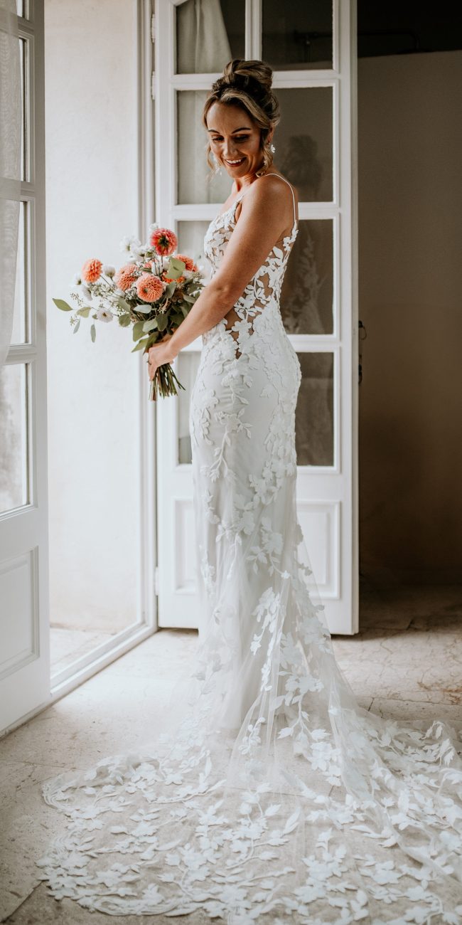 Séance photo de la mariée lors d'un mariage en Provence au Mas de la Rose à Orgon