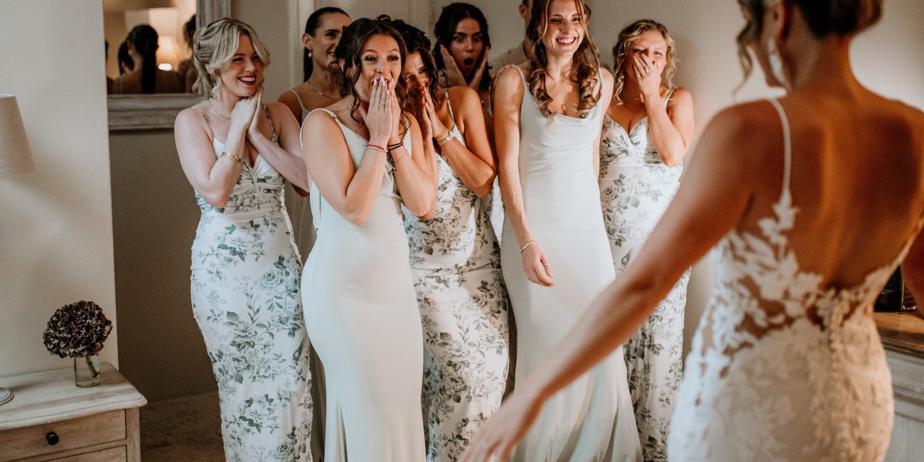 Séance photo de la mariée avec ses témoins lors d'un mariage en Provence au Mas de la Rose à Orgon