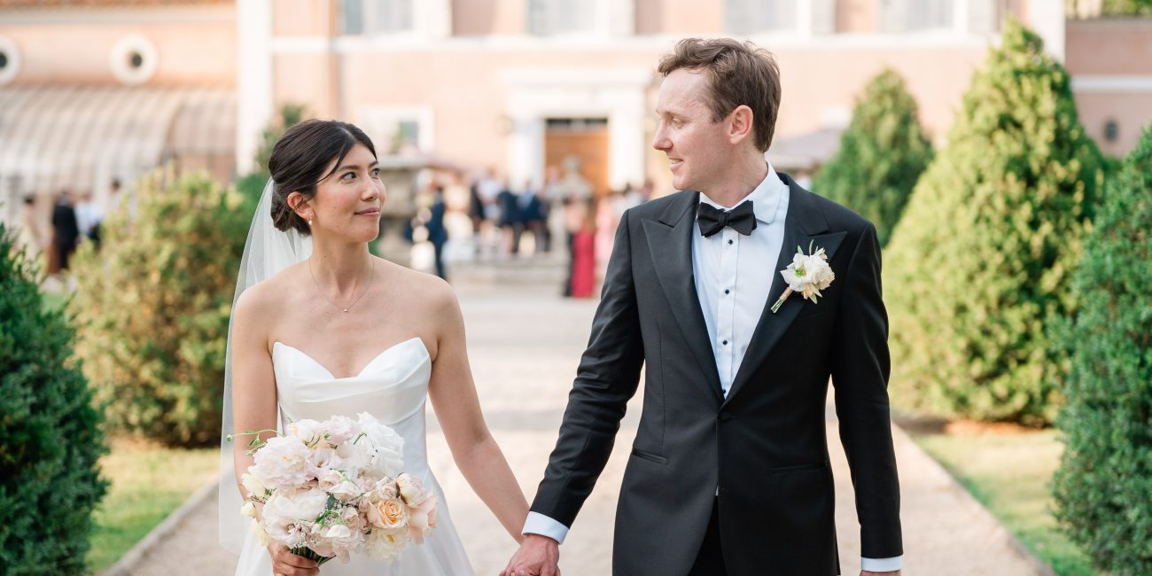 Séance photo couple lors d'un mariage en Provence au Château de la Garde au Puy-Sainte-Réparade, lieu de charme et d'exception