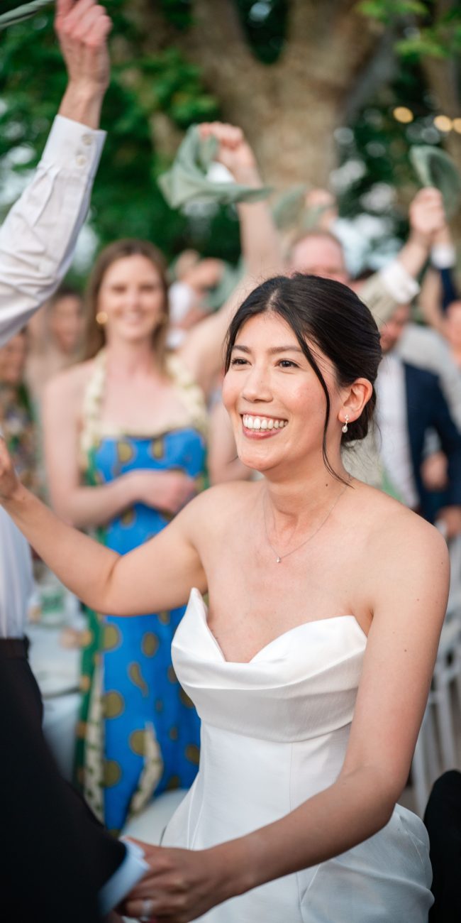 L'entrée des mariés avec la mariée au premier plan lors d'un mariage dans les Bouches-du-Rhône