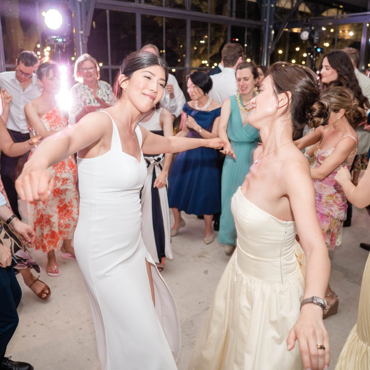 Ambiance festive sur le dancefloor, lors d’un mariage en Provence par AS Evénementiel